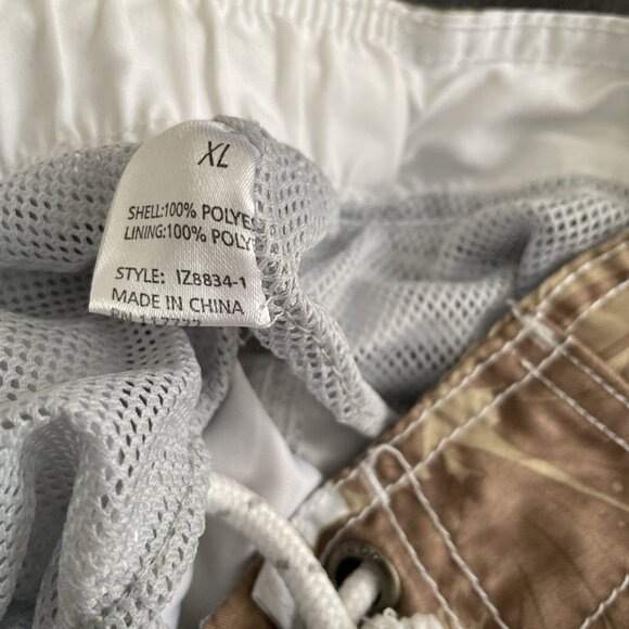 IZOD Men’s XL Hawaiian Print Tan and White 40” X 8.5” Cargo Pocket Swim Trunks - Picture 9 of 10